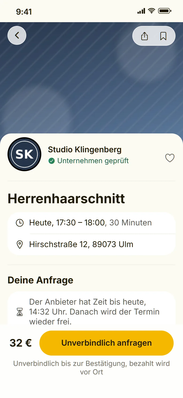 App-Screen Termindetails: Herrenhaarschnitt bei Studio Klingenberg heute 17:30 bis 18:00 für 32 Euro, Adresse Hirschstraße 12 in Ulm, der Hinweis, dass der Anbieter bis heute 14:32 Uhr Zeit für die Antwort hat, und der Button Unverbindlich anfragen